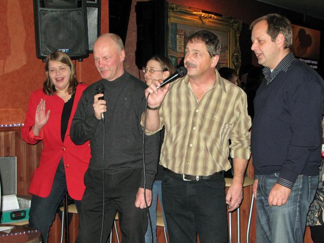 117.pojat_seka_taustatytot.jpg